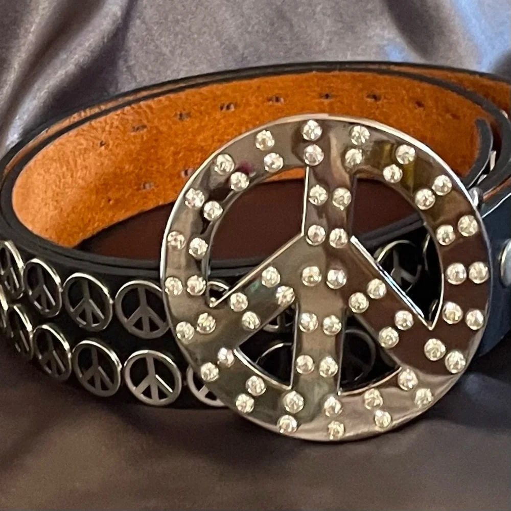 NWOT Polished Silver Rhinestone Peace buckle and belt